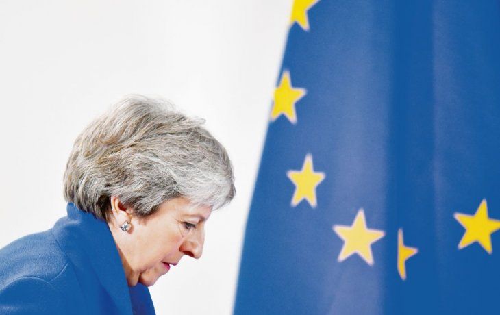 ¿de salida?. Theresa May, con una bandera europea de fondo, en una foto de archivo. La salida del Reino Unido de la Unión Europea puede ser la piedra en el zapato que termine con su carrera política.