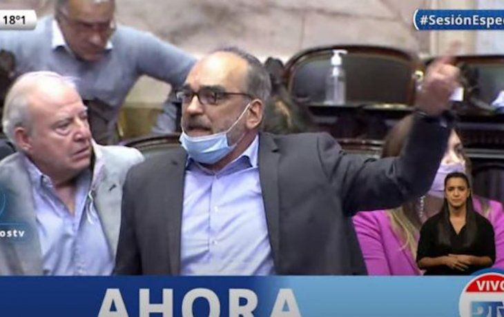 El diputado Fernando Iglesias aseguró que fue empujado en el marco del debate por Ganancias.