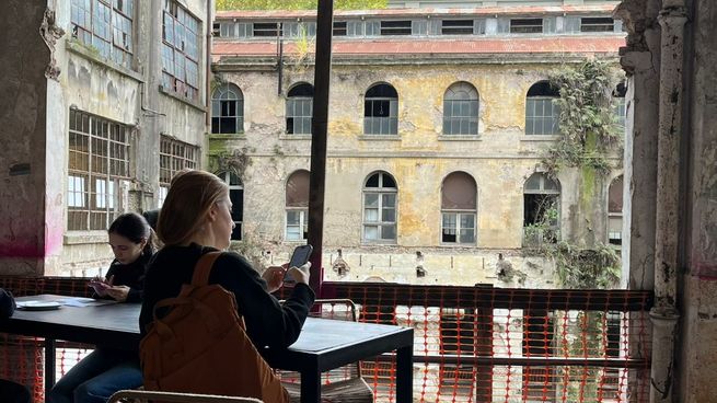 Interior del edificio con sectores aún sin intervenir, donde se observan galerías y patios que formarán parte del recorrido de Casa FOA 2026.