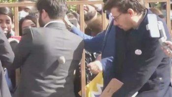 El momento del piedrazo a Gabriel Boric.&nbsp;