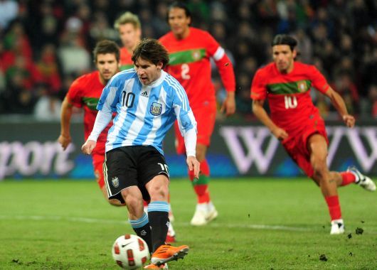 Lionel Messi ejecuta el penal que anteriormente le habían hecho a Martínez