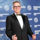 En 2003, Baszucki comenzaba a trabajar en el proyecto que cambió su vida para siempre. En 2003, Baszucki comenzaba a trabajar en el proyecto que cambió su vida para siempre.