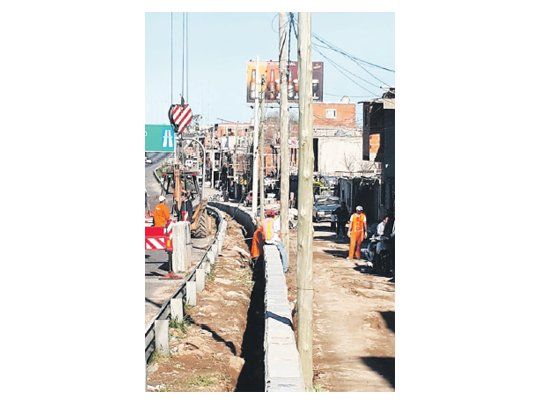 El cerco  está entrando en escena  desde hace unos días. Trabajadores de la empresa AUSA, hicieron un muro de 2,65 metros, que se extenderá a lo largo de casi 5 cuadras.