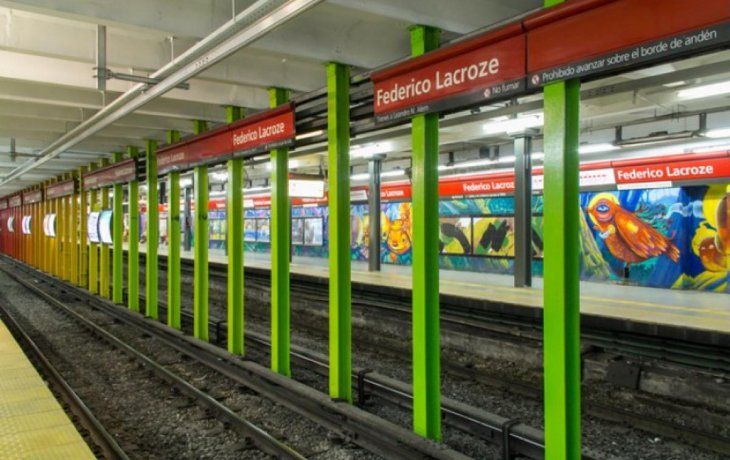 Personal del SAME y de Bomberos de CABA acudieron a la Estación Federico Lacroze para asistir a una mujer que cayó a las vías y fue embestida por una formación. Personal del SAME y de Bomberos de CABA acudieron a la Estación Federico Lacroze para asistir a una mujer que cayó a las vías y fue embestida por una formación.