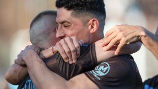 Abrazo y respiro. Platense ganó un partido crucial en la lucha por la permanencia.&nbsp;