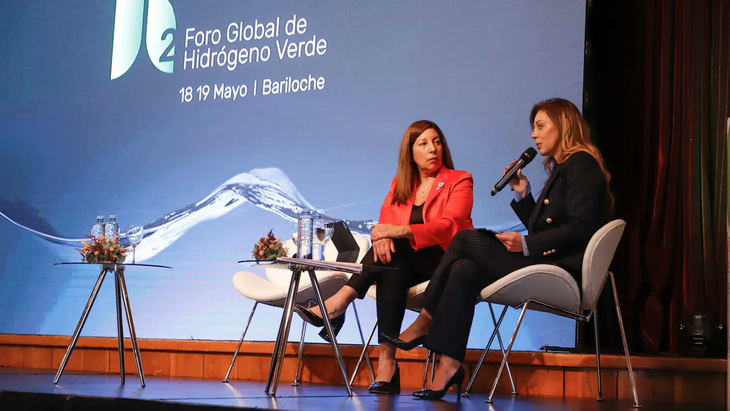 Arabela Carreras junto a Flavia Royón. 