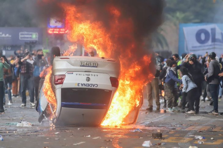 Incendiaron un móvil de Cadena 3 en las afueras del Congreso.