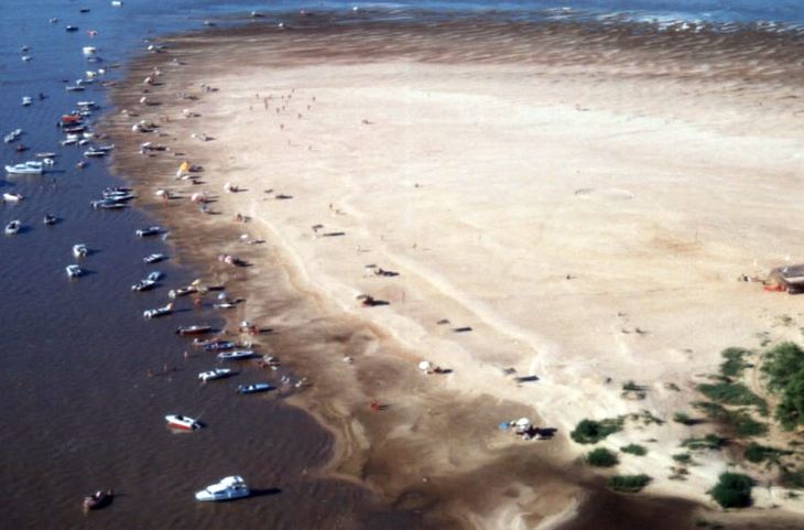 Cambacuá Island has wide beaches, perfect for enjoying the summer.