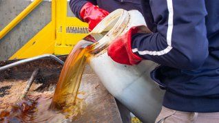 El aceite: uno de los grandes enemigos silenciosos en la crisis del agua.