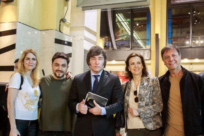 Javier Milei junto a algunos de sus candidatos porte&ntilde;os.