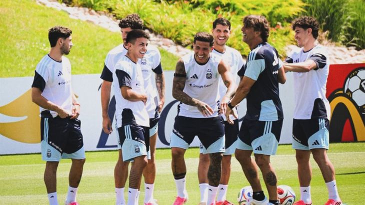 La Albiceleste completó una nueva práctica en Kansas City bajo las órdenes de Lionel Scaloni, con trabajos físicos, tácticos y de pelota a dos días del choque ante el conjunto europeo por los cuartos de final de la Copa del Mundo. La Albiceleste completó una nueva práctica en Kansas City bajo las órdenes de Lionel Scaloni, con trabajos físicos, tácticos y de pelota a dos días del choque ante el conjunto europeo por los cuartos de final de la Copa del Mundo.