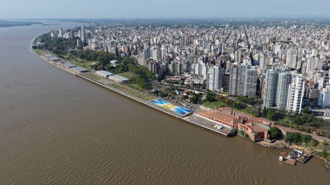 Vista panorámica del mural que rinde homenaje a la Albiceleste campeona del Mundo a tres años de su consagración. Está en el Parque España en Rosario