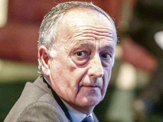 Cumbre. Habrá encuentro de urgencia entre empresarios y sindicalistas para garantizar la paz en la negociación de un bono salarial. Miguel Acevedo se sentará por la UIA.