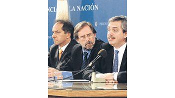 ámbito.com | El jefe de Gabinete, Alberto Fernández, introduce al ministro de Economía, Carlos Fernández, para que éste explique el complejo nuevo sistema de retenciones móviles. Mira a la audiencia el gobernador de Buenos Aires, Daniel Scioli.