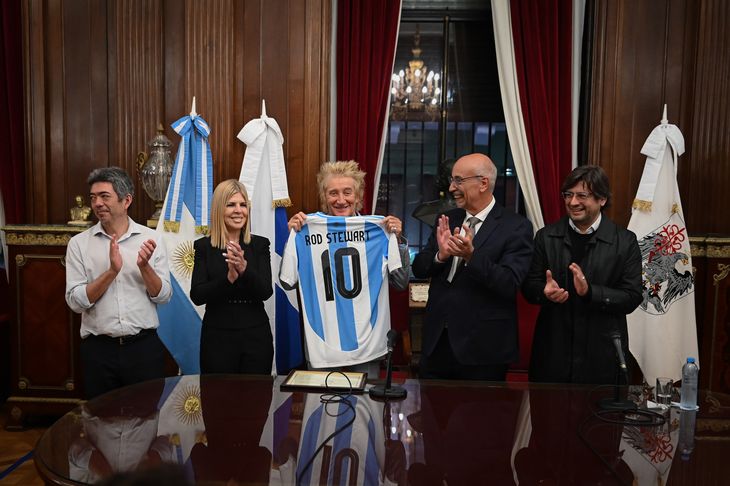 The musician posed with an Argentine National Team shirt with his name and the number "10." The musician posed with an Argentine National Team shirt with his name and the number "10."