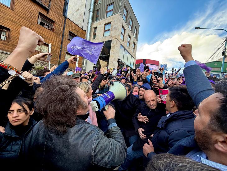 Javier Milei debió suspender su caminata por Ushuaia. En vez de eso, dio una arenga con un megáfono. Javier Milei debió suspender su caminata por Ushuaia. En vez de eso, dio una arenga con un megáfono.