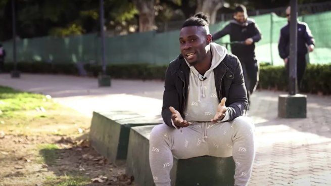 Llegó desde Lagos, jugó en Boedo y hoy se considera un argentino más tras 15 años en el país.