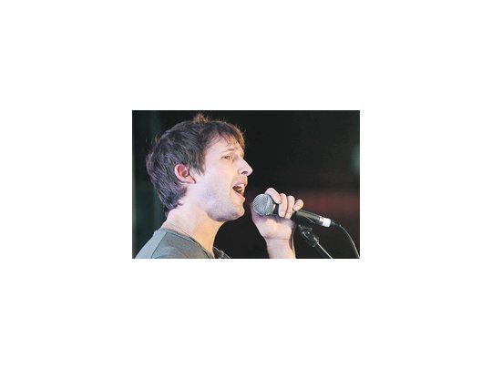 El inglés James Blunt hace una mezcla muy digerible entre rock, pop y folk, respaldado en una banda clásica.