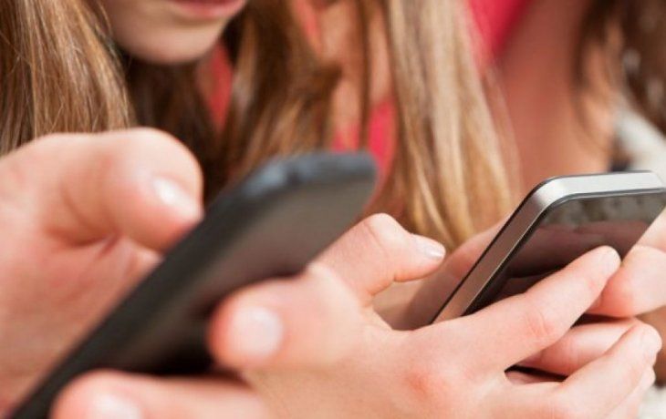 Celulares. Tanto jóvenes como madres y padres señalan a la vida offline y a la naturaleza como compensadores importantes frente a la tecnología, y que la clave está en lograr un equilibrio.