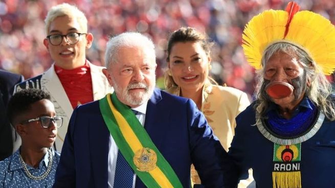 El presidente Lula da Silva junto al cacique Raoni.&nbsp;
