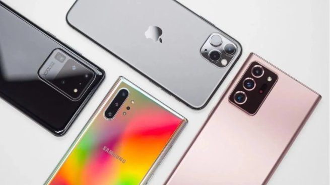 Los permanentes cambios de celulares generan controversia en la sociedad