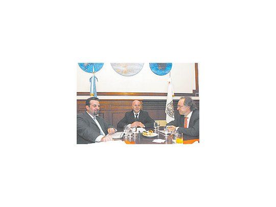 Jorge Telerman presentó ayer el Presupuesto 2007 para la Capital Federal. Dijo que era«audaz». Lo acompañaron el secretario legal y técnico Sergio Beros (izq.) y el ministro deHacienda, Guillermo Nielsen.