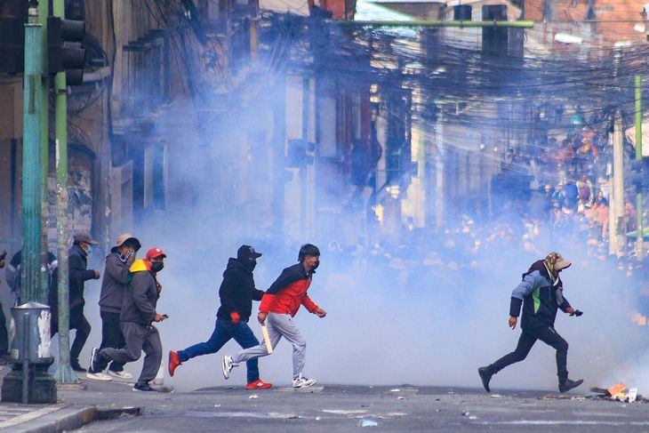 A raíz de las protestas del lunes pasado, el canciller boliviano, Fernando Aramayo, aseguró que se trató de una “estrategia desestabilizadora” vinculada al expresidente Evo Morales. A raíz de las protestas del lunes pasado, el canciller boliviano, Fernando Aramayo, aseguró que se trató de una “estrategia desestabilizadora” vinculada al expresidente Evo Morales.
