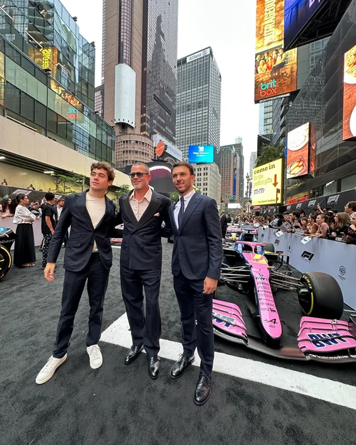 The Argentine arrived at the premiere wearing a dark blue suit, without a tie and with a shirt instead of a shirt, faithful to his youthful style. Unlike his racing partner, the pilot opted for white shoes. The Argentine arrived at the premiere wearing a dark blue suit, without a tie and with a shirt instead of a shirt, faithful to his youthful style. Unlike his racing partner, the pilot opted for white shoes.