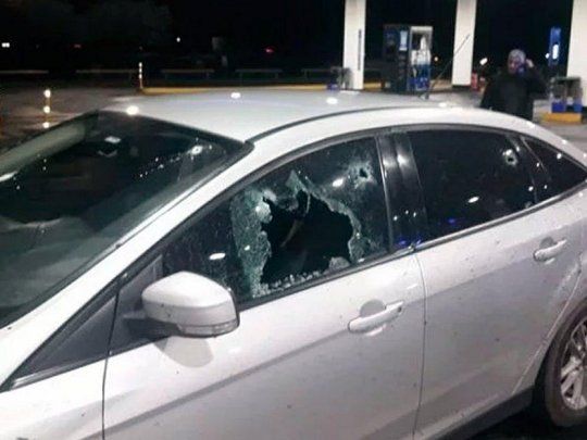 Así quedó el auto de Valdés tras ser baleado.