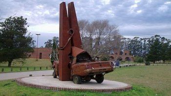 Monumento ubicado en la Universidad Nacional del Centro de la Provincia de Buenos Aires, en la localidad de Tandil, por los detenidos desaparecidos de la fábrica Ford.