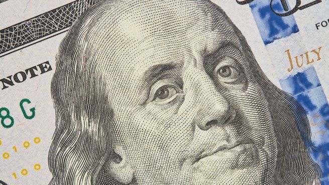 El dólar retrocedió levemente, en una jornada incidida por las elecciones en Estados Unidos.