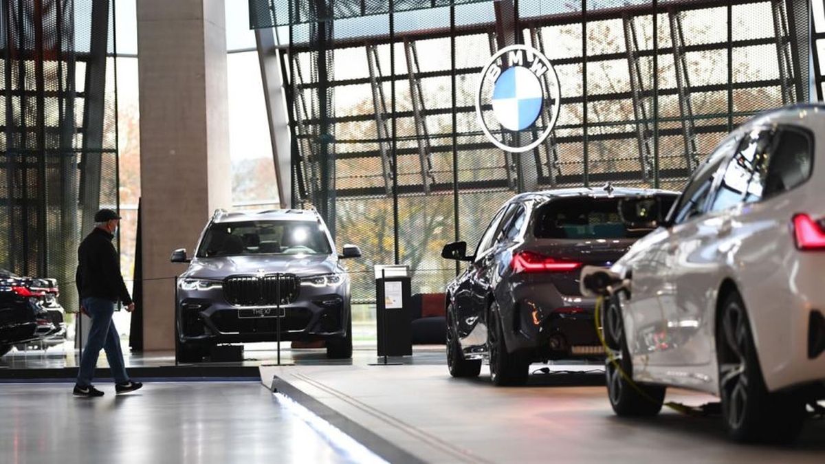 Sales of 0 km cars in Europe plummeted during 2021 and were the lowest since 1990