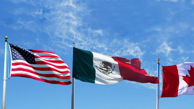 El Senado mexicano aprueba el TLCAN (Tratado de Libre Comercio de América del Norte) en 1993.