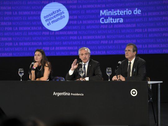 Alberto Fernández, junto al ministro de Cultura y la ministra de las Mujeres, Géneros y Diversidad.