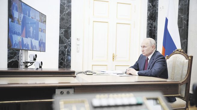 AL DÍA. El presidente Vladímir Putin fue fotografiado cuando mantenía una reunión virtual con su equipo de gobierno en Moscú.
