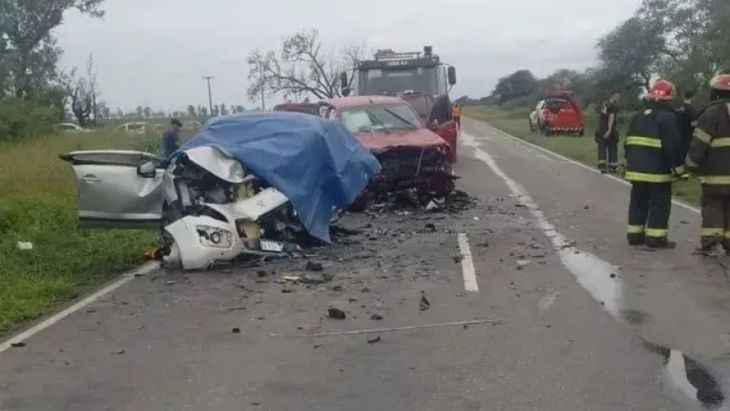 Una Toyota Xilux y un Peugeot 3008 chocaron de frente en la ruta provincial 13 de Córdoba. Una Toyota Xilux y un Peugeot 3008 chocaron de frente en la ruta provincial 13 de Córdoba.