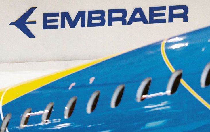EMBLEMA. El logo de Embraer se observa en la sede central de la empresa en el suburbio industrial paulista de São Bernardo do Campo.