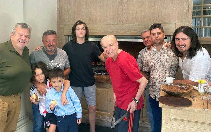 El asador y sus ayudantes, señaló Zulemita en el tweet en el que mencionó a&nbsp;Carlos Menem, a quien presentó como el asador del encuentro.