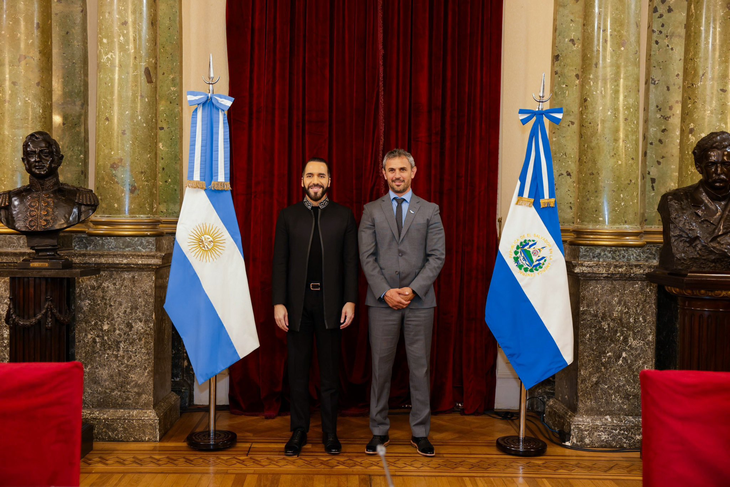 El presidente de El Salvador, Nayib Bukele, y el presidente de Diputados, Mart&iacute;n Menem.