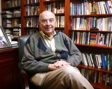 Domingo Cavallo volvió a criticar el cepo a empresas . Domingo Cavallo volvió a criticar el cepo a empresas .