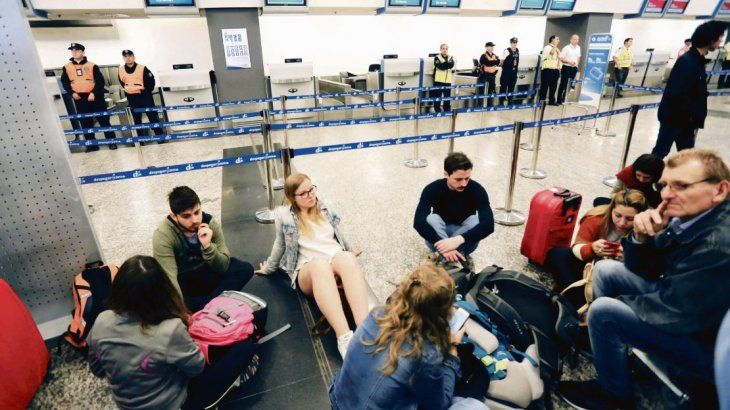 Postal. El jueves pasado en Aeroparque se repitió la foto de pasajeros varados por el inicio de un paro que duró apenas dos horas y que obligó al Gobierno a dar marcha atrás con una medida que, sabía, generaría protestas. Postal. El jueves pasado en Aeroparque se repitió la foto de pasajeros varados por el inicio de un paro que duró apenas dos horas y que obligó al Gobierno a dar marcha atrás con una medida que, sabía, generaría protestas.