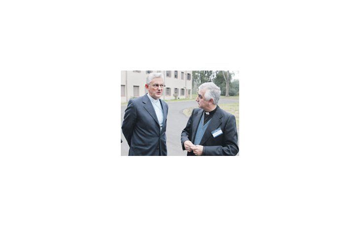 ámbito.com | El obispo de Salto, el uruguayo Pablo Galimberti, dialoga con su par de Gualeguaychú, Jorge Lozano, en la entrada de la casa de retiro espiritual El Cenáculo, en Pilar. Los prelados confían en que el conflicto por las papeleras se resuelva al margen de la