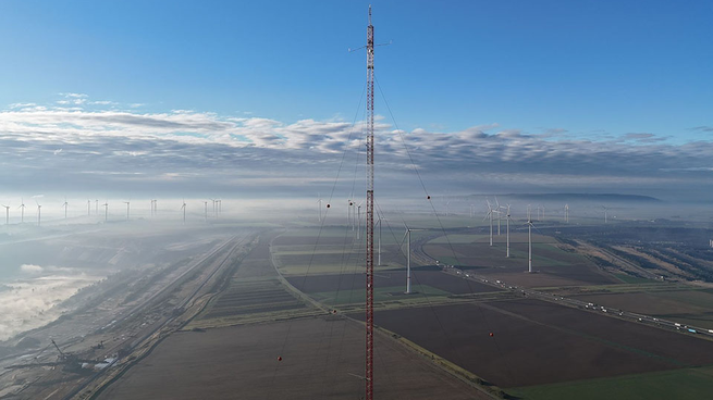 Energías renovables. Con sus más de 300 metros de torre del aerogenerador, Alemania vuelve a ponerse a la vanguardia mundial de la innovación energética.