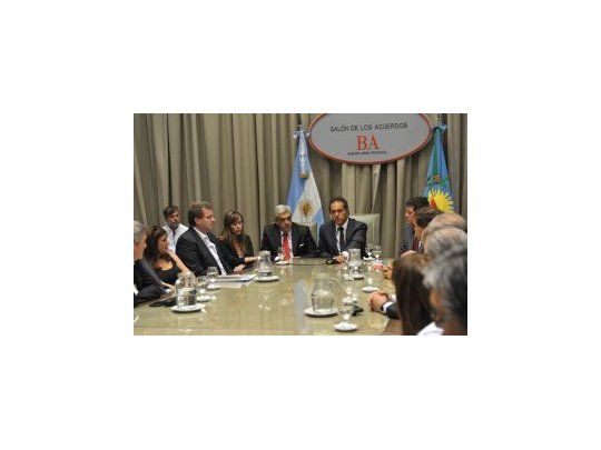Daniel Scioli junto a diputados nacionales en La Plata.