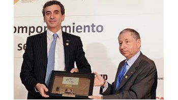 ámbito.com | Todt le entregó un casco a Randazzo en reconocimiento hecho por la seguridad vial.