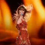 La cantante anunció una doble sorpresa para los swifties: la película del último show del Eras Tour y una serie documental donde muestra detalles nunca antes vistos. La cantante anunció una doble sorpresa para los swifties: la película del último show del Eras Tour y una serie documental donde muestra detalles nunca antes vistos.