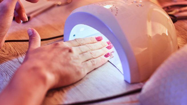 Las lámparas LED para uñas emiten radiación que puede modificar moléculas naturales de la piel.