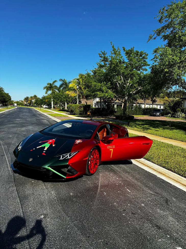 The Lamborghini Huracán, a luxury sports car that the streamer IShowSpeed bought and painted it with images of Cristiano Ronaldo and the colors of Portugal out of admiration for the player. The Lamborghini Huracán, a luxury sports car that the streamer IShowSpeed bought and painted it with images of Cristiano Ronaldo and the colors of Portugal out of admiration for the player.