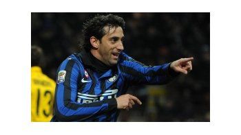 Milito marcó el primero y el tercero, ambos de cabeza.