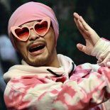 La policía arrestó a Namewee tras encontrar nueve pastillas azules sospechadas de ser éxtasis. La policía arrestó a Namewee tras encontrar nueve pastillas azules sospechadas de ser éxtasis.